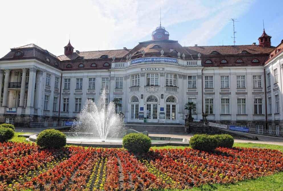 Zur Zeit der österreichisch-ungarischen Monarchie wurde Karlsbad einer der meistbesuchten Kurorte. Die Stadt mit gut 50.000 Einwohnern liegt an der Mündung der Teplá in die Eger (Ohře).