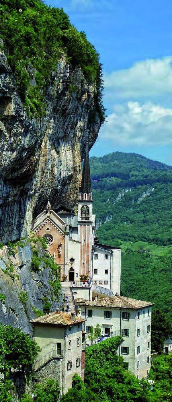Madonna della Corona, ein Wallfahrtsort nahe Spiazzi im Veneto, auf 773 Metern Höhe spektakulär in den Fels gebaut, hoch über dem Tal der Etsch.