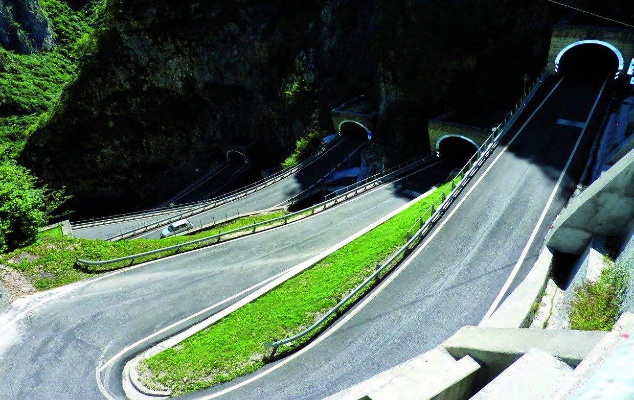 Tunnels und Kurven am Passo San Boldo.