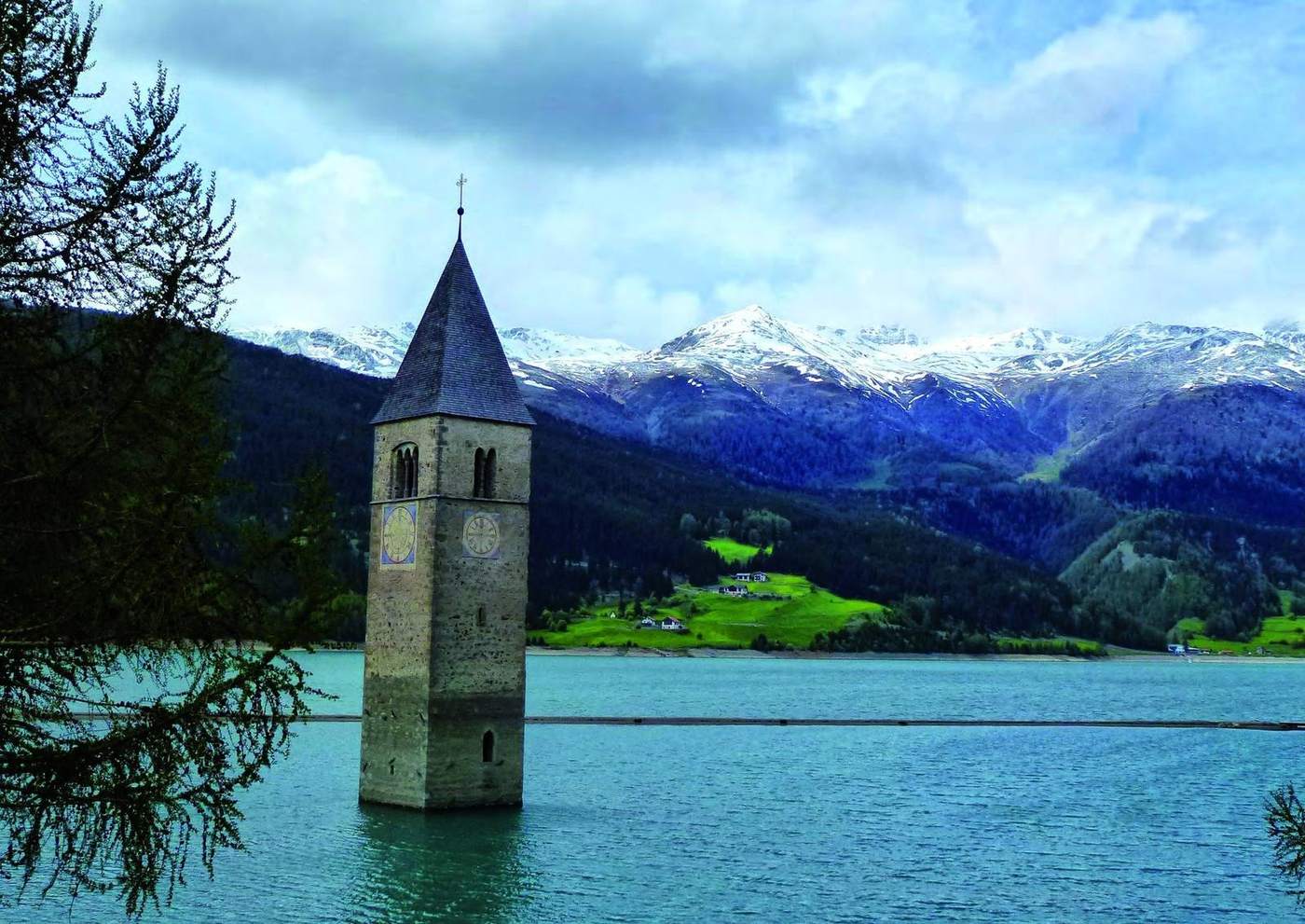 Am Reschenpass gab es bis zur Seestauung 1950 drei Seen: den Reschensee, den Mittersee und den Haidersee. Bei der Stauung wurde das Dorf Graun und ein Großteil des Dorfes Reschen versenkt. 163 Häuser wurden zerstört und 523 Hektar fruchtbarer Kulturboden überflutet. Heute zeugt nur noch der aus dem Reschensee ragende Kirchturm vom versunkenen Alt-Graun.