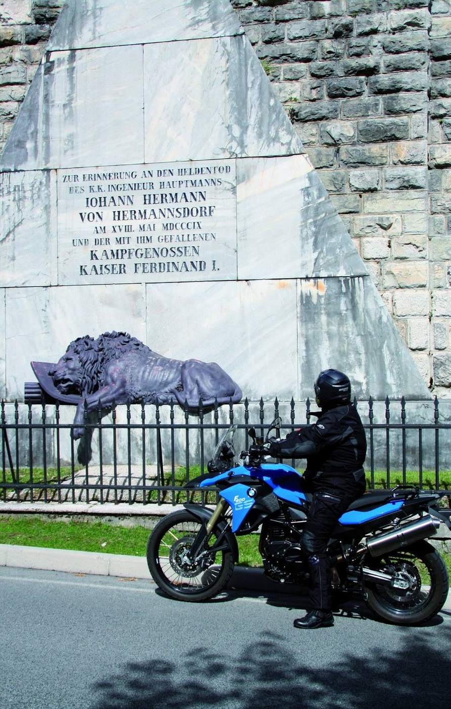 Löwendenkmal am Predilpass für Hauptmann Hermann.