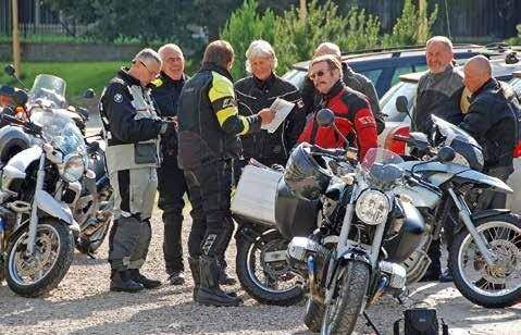 Routenbesprechung: Vor der Abfahrt vom Hotel bespricht der Tourguide mit den Teilnehmern die Tagesroute.
