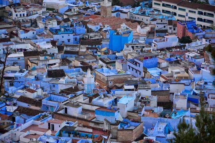 Chefchaouen galt über Jahrhunderte als heilige Stadt, die Ausländern unter Androhung der Todesstrafe versperrt war; dies hat dazu beigetragen, dass in ihr mittelalterliche Architektur erhalten blieb. Dass sich die städtische Struktur dynamisch ändert, ist eine neue Erscheinung.