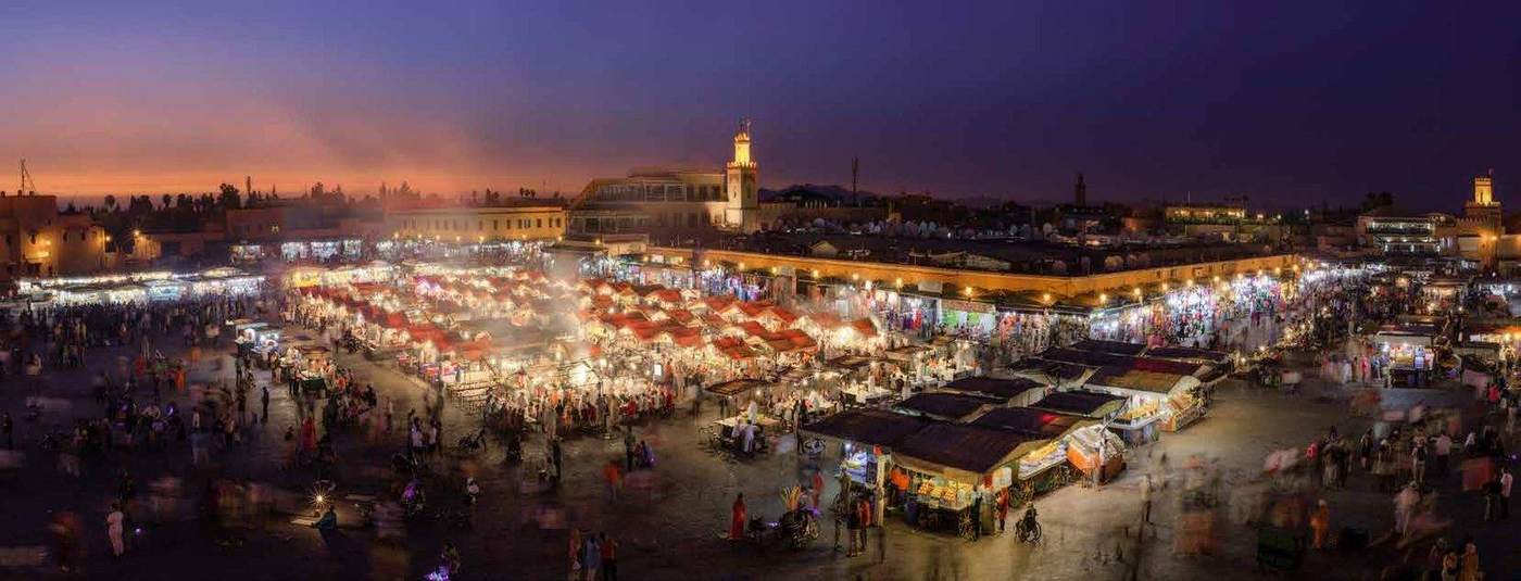 Hauptattraktion der Stadt ist die Djemaa el Fna (arabisch etwa „Versammlung der Toten“), der weltberühmte mittelalterliche Markt- und Henkersplatz, heute ein lebendiger Ort orientalischer Geschichtenerzähler, Schlangenbeschwörer und Gaukler.
