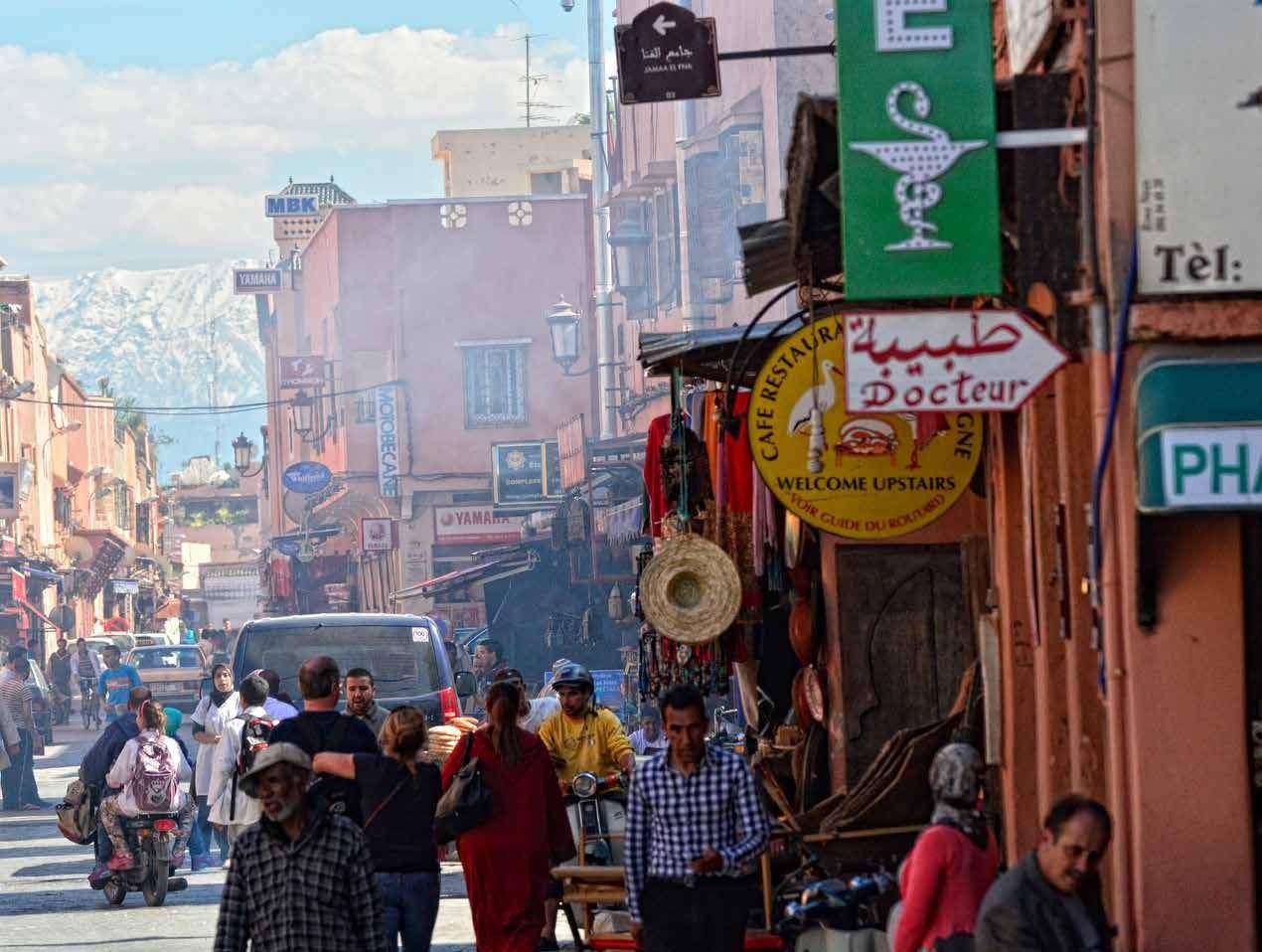 Marrakesch City: Es hupt, dampft und raucht in der Nähe der Altstadt aus allen Ecken. Dahinter zu sehen, das Atlasgebirge.