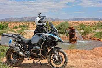 Das GS:MotorradMagazin vor einer heißen Therme nahe Guelmim.