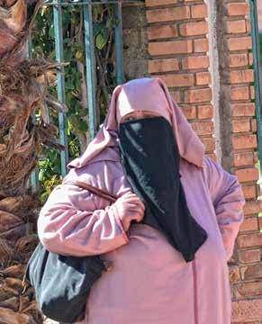 Verschleierte Frauen warten auf den öffentlichen Bus in Marrakesch.