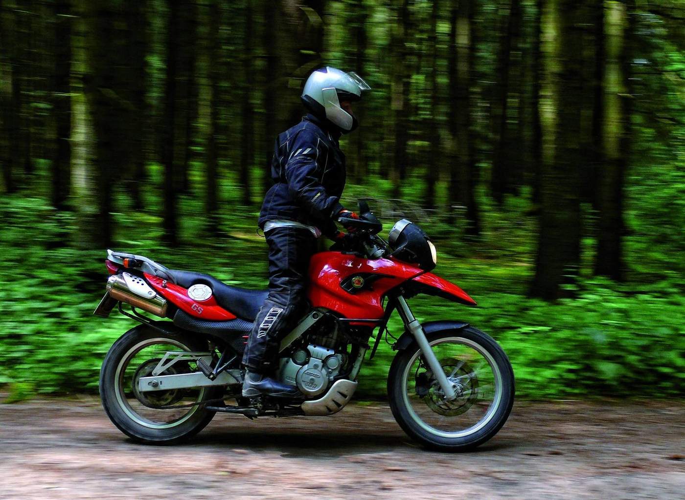 Selbst Waldwege lassen sich im Stehen sicherer fahren.