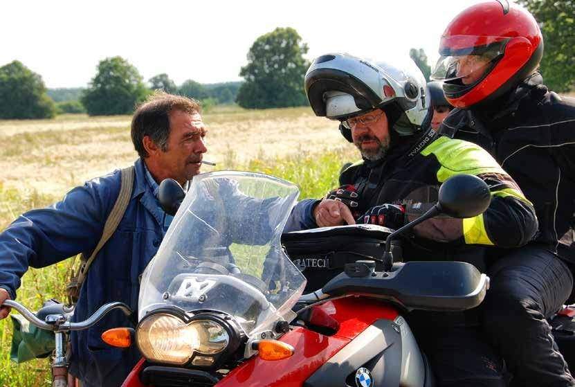 „Wenn ihr dort lang fahrt, findet ihr die Gräber aus der Stalinzeit.“ Begegnungen an der Straße.