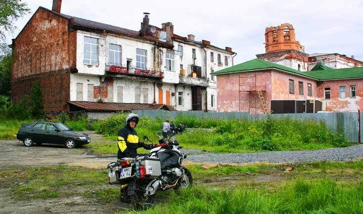 In Kem: Im Hintergrund links der ehemalige Sitz der Verwaltung des GULag-Straflagers auf den Solowezki-Inseln. Die Kirche daneben störte und wurde zerstört.