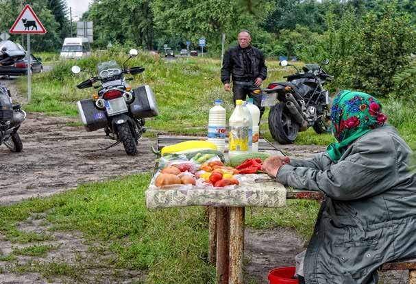 Verkauft wird an der Straße, was eben geht: Frauen, Männer und Kinder warten geduldig auf Käufer.