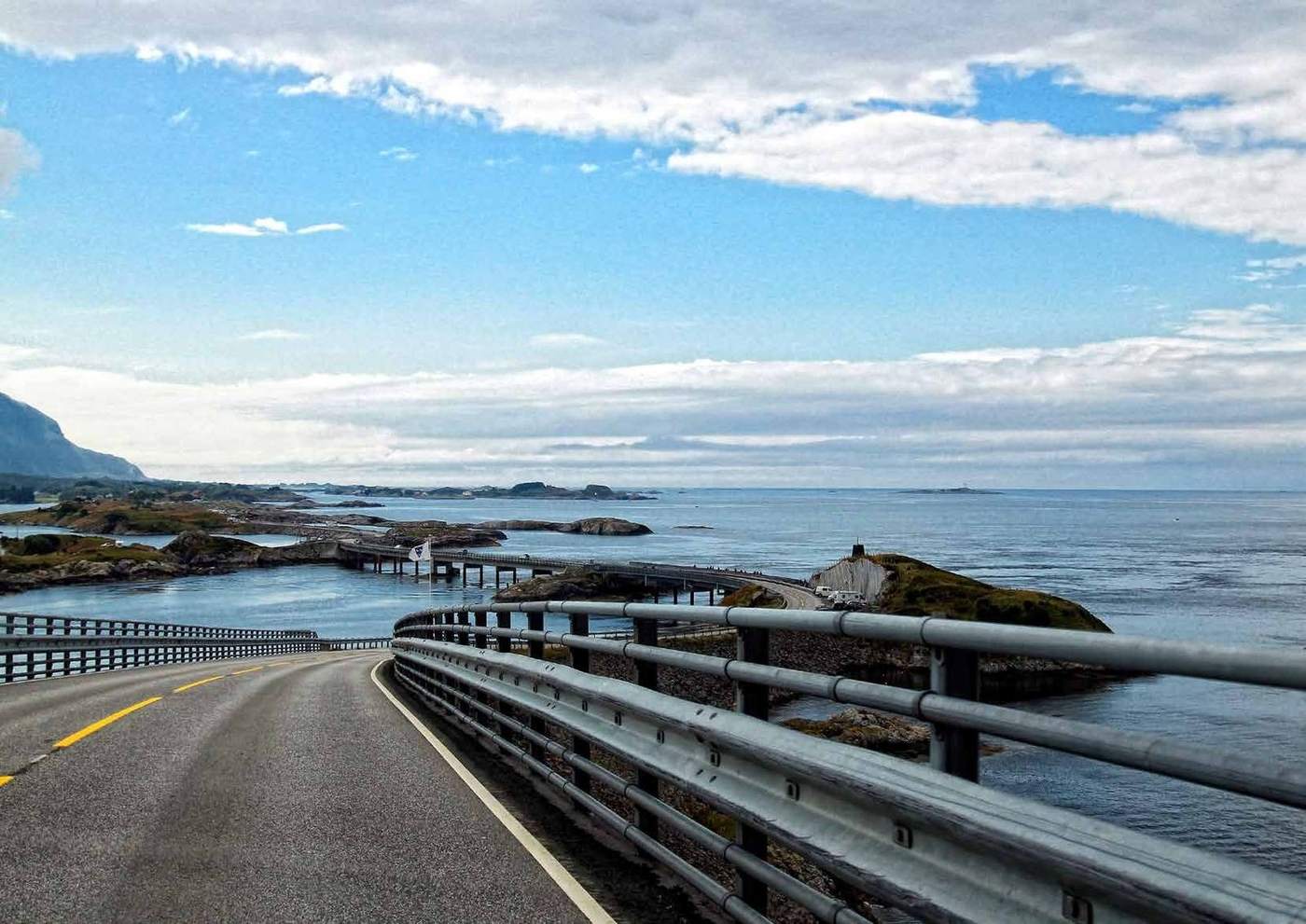 Atlanterhavsvegen: Blick über die Atlantikstraße in Richtung des Festlandes.