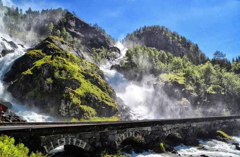 Der Låtefossen, ein Zwillingswasserfall mit 165 Metern Gesamtfallhöhe, liegt rund 20 Kilometer südlich von Odda direkt an der Straße gegenüber dem Gletscher Folgefonna.
