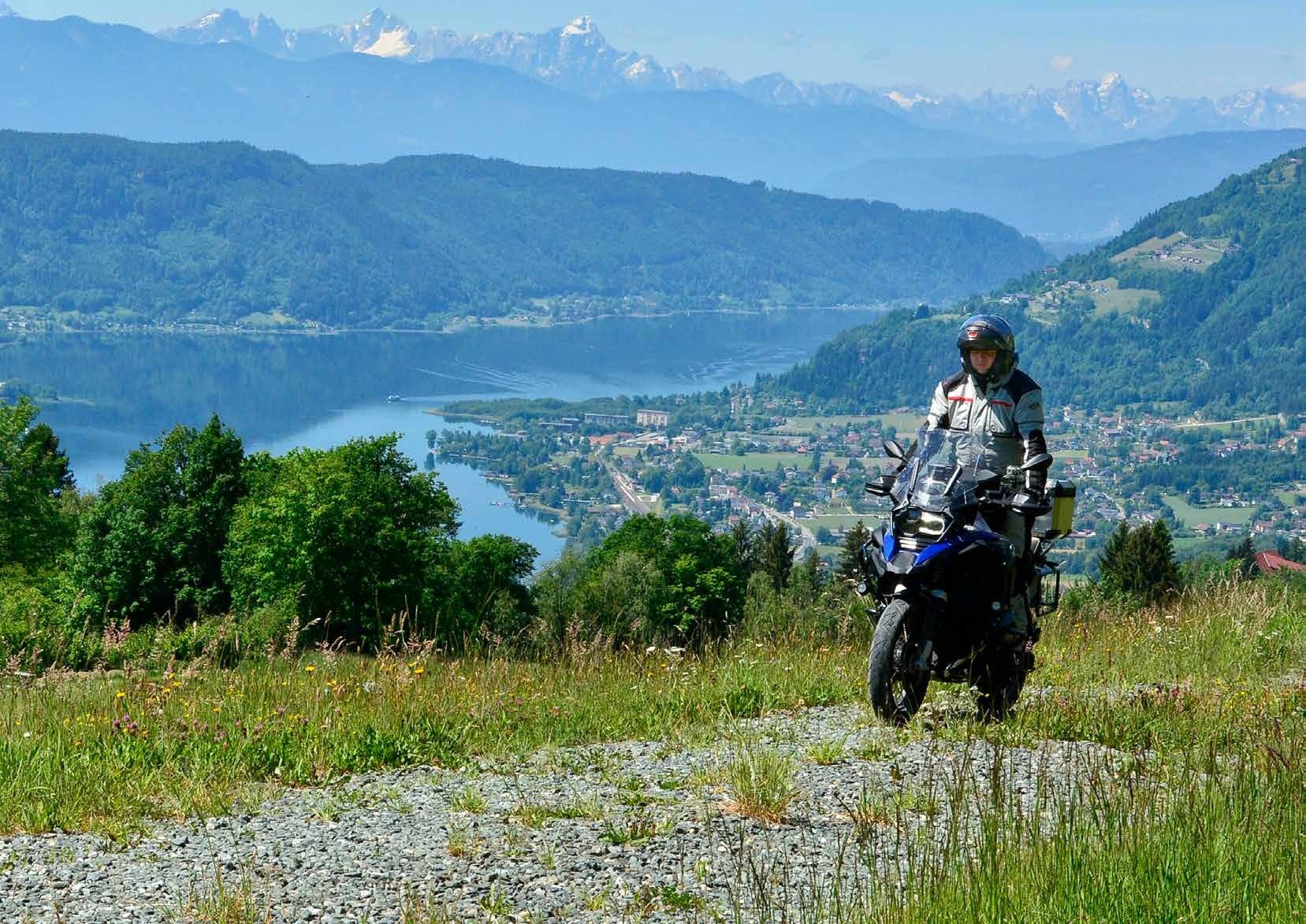 Ossiacher See mit Blick auf die Ortschaft Ossiach.