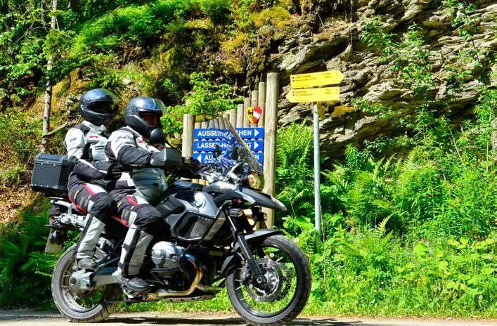 Hinweisschilder für Wanderer weisen auch uns den richtigen Weg. Die Offroad-Touren können sogar mit Sozia bestritten werden.