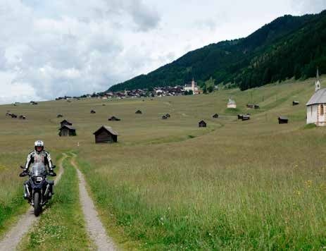 Eine Besonderheit stellt das von Heuschobern bestandene Tilliacher Feld dar; oben das Dorf Obertilliach.