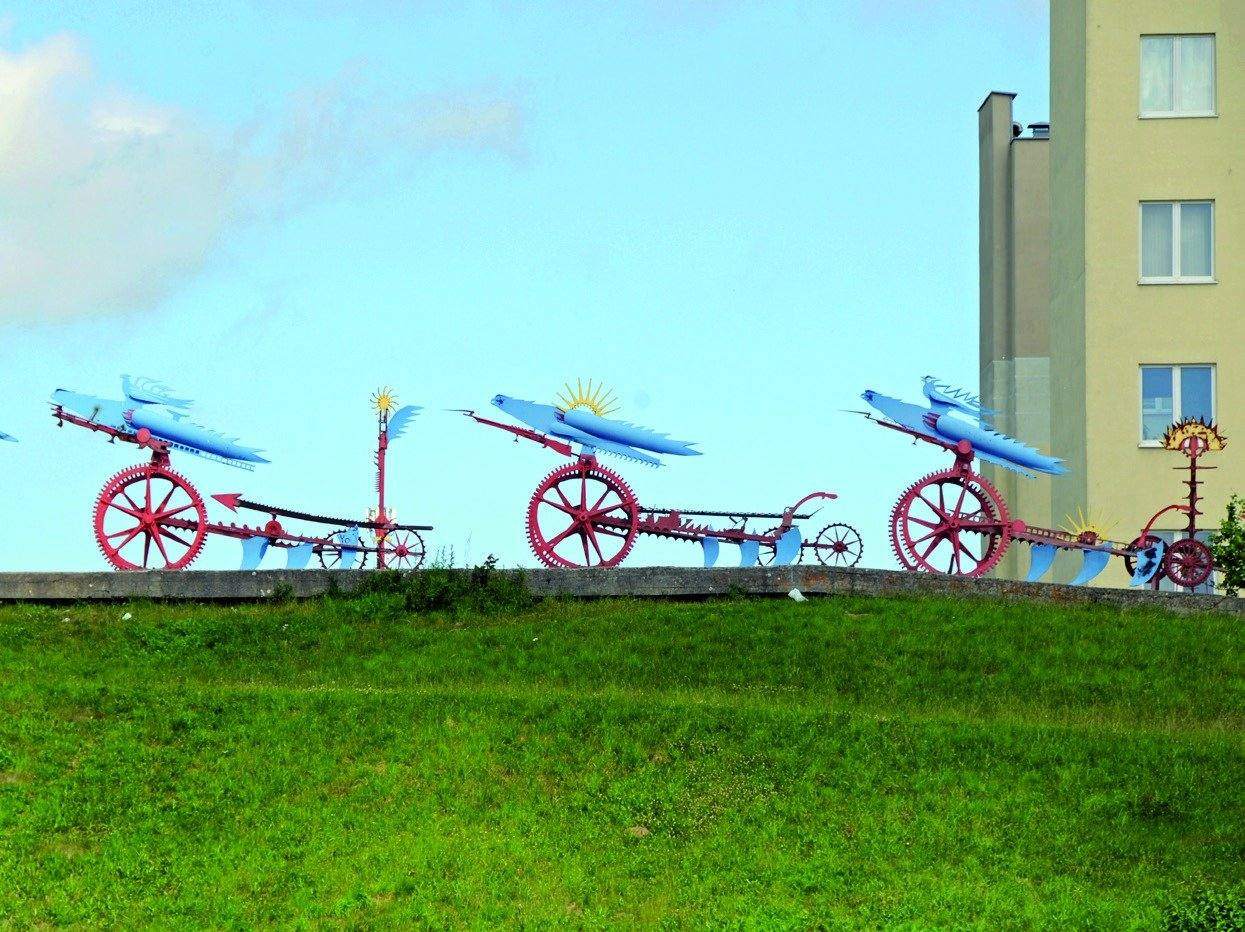 Abfahrt in Kolberg (Kołobrzeg): Kunst am Polytechnikum.