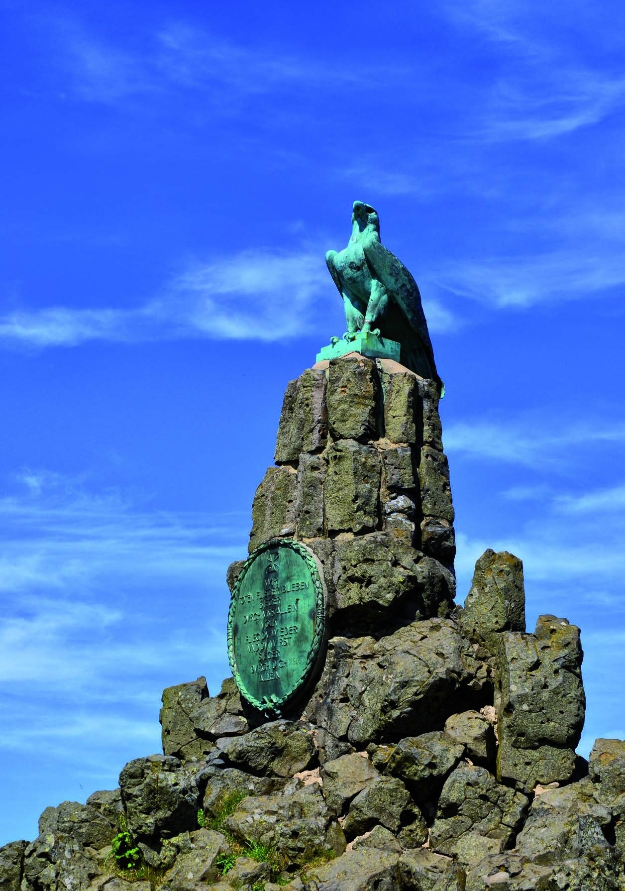 Fliegää, grüß mir die Sonne: Der Rhöner Himmel über dem 1923 aufgestellten Bronzeadler gilt als Mekka der Segelflieger.