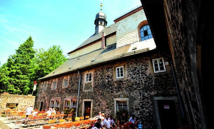 Flüssiges bricht das Fasten nicht: Nicht nur Pilger lassen sich gern das hier gebraute Bier im schattigen Innenhof des Klosters Kreuzberg schmecken.
