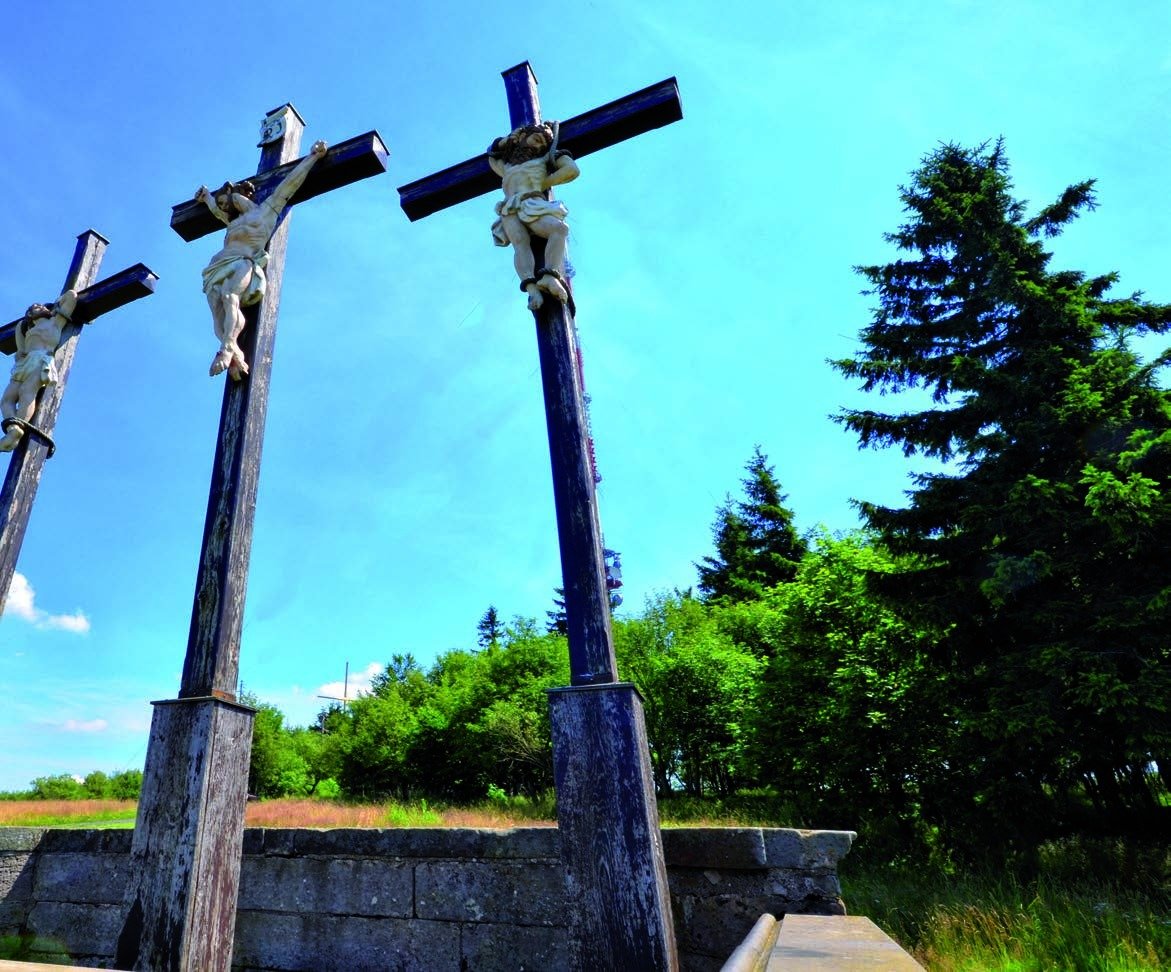 Oben angekommen: Die markante Kreuzigungsgruppe auf dem aussichtsreichen Gipfel des Kreuzbergs, dem heiligen Berg der Franken.