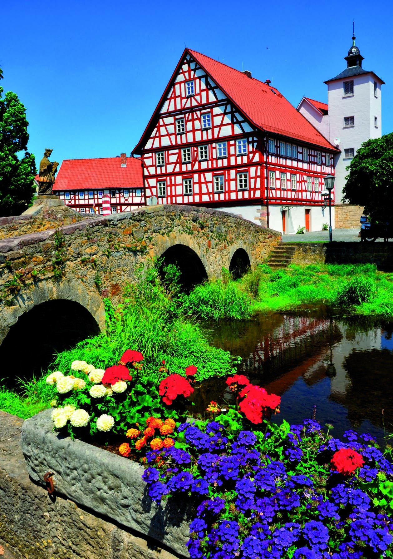 Ein Stückchen heile Welt: Die betagte Johannisbrücke führt im malerischen Nordheim über die Streu, behütet von einem Brückenheiligen.