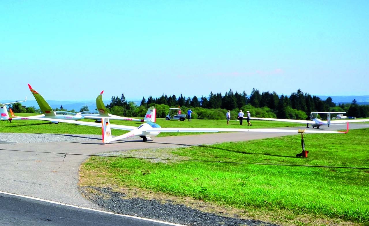 Prima Arbeitsteilung: Während die Flieger am Himmel ihre Kreise ziehen, machen die Biker die Rhön-Straßen unsicher.