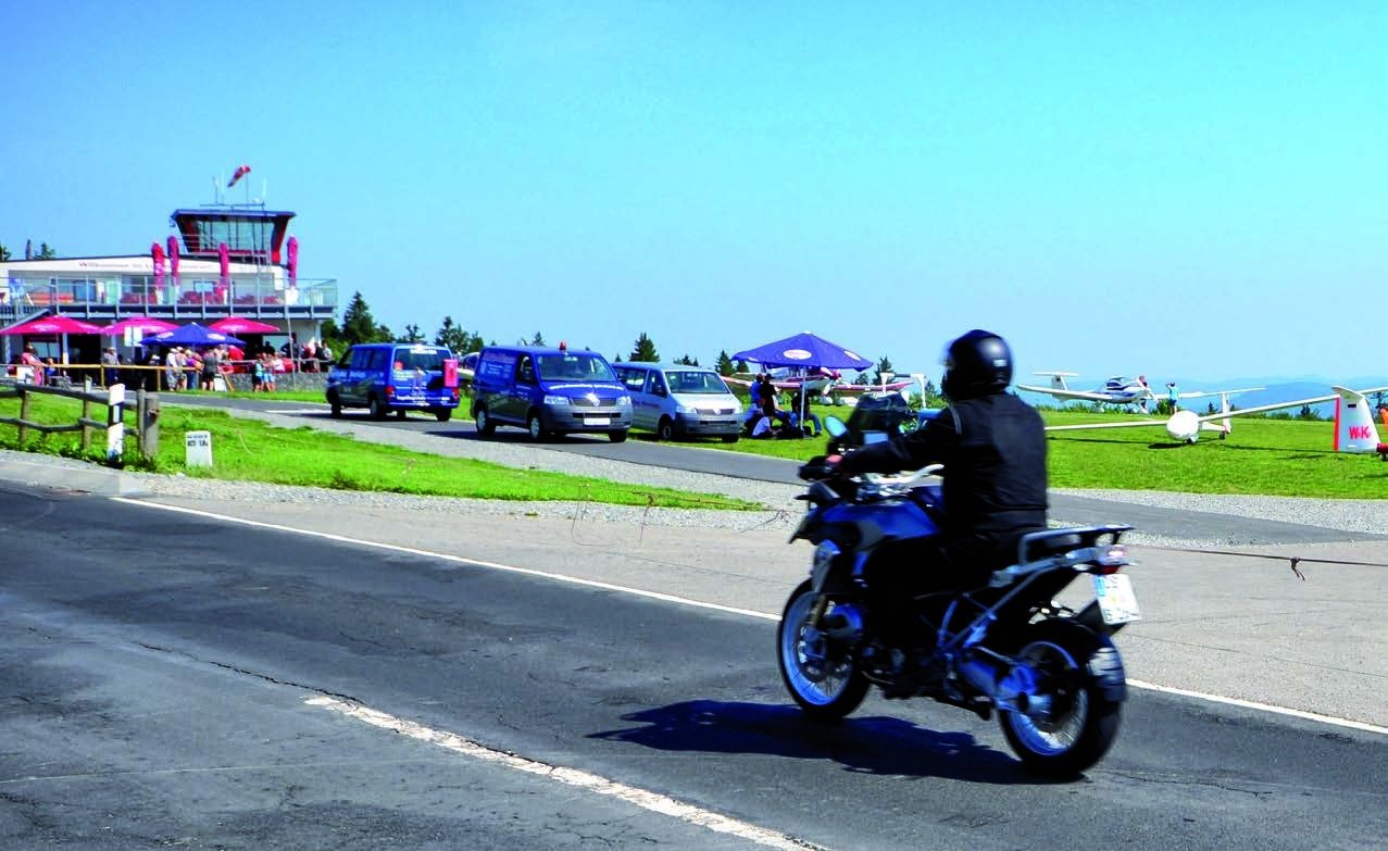 Auf der Wasserkuppe: Motorrad und Segelflieger Seite an Seite.