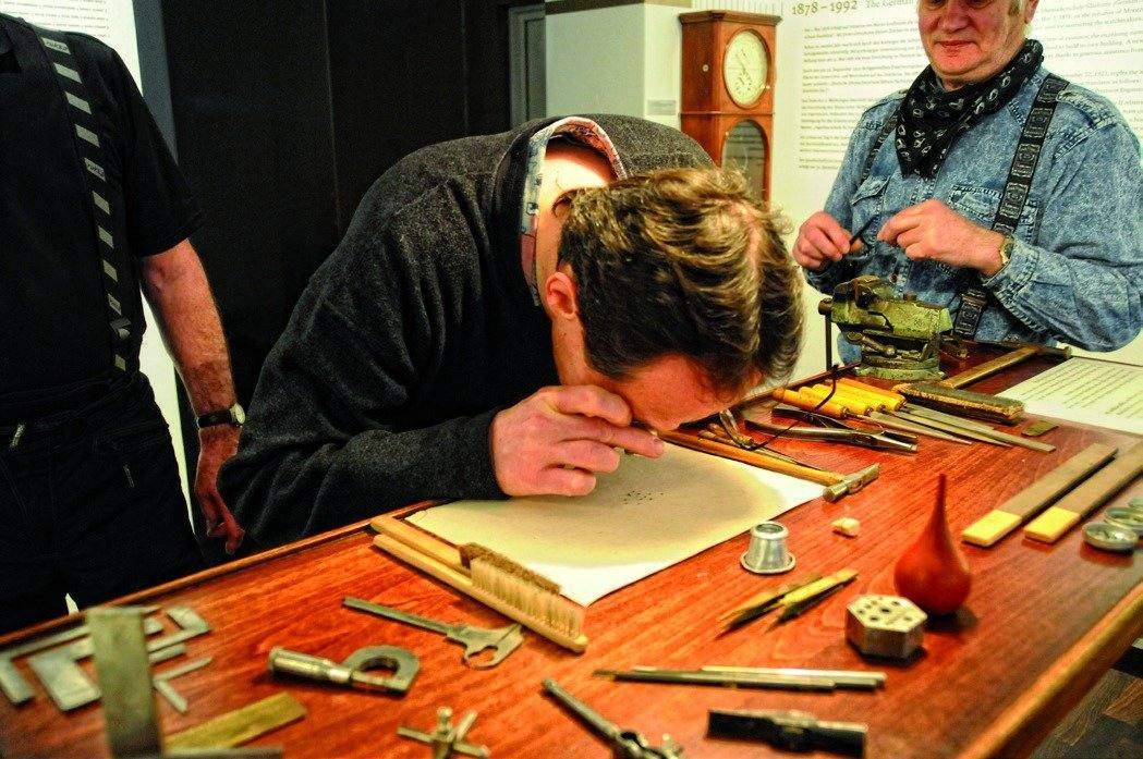 Zur Sammlung des Deutschen Uhrenmuseums Glashütte gehören neben Taschenuhren, Präzisionspendeluhren und Armbanduhren auch Marinechronometer, Gangmodelle, historische Werkzeuge und Arbeitsmittel der Uhrmacher aus vergangenen Epochen.