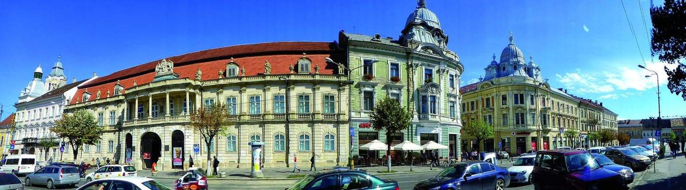 Die beeindruckende Fassade des Bánffy-Palais in Cluj-Napoca (Klausenburg).