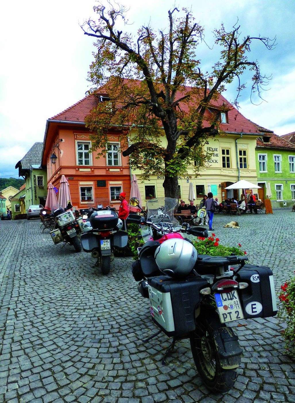 Dank Tourguide Andi parken wir mitten auf dem Marktplatz von Sighișoara (Schäßburg).