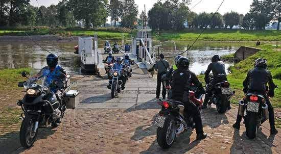 Fähre bei Polle – reger Verkehr über die Weser.