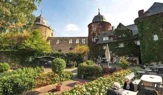 Grimmsches Dornröschenschloss Sababurg. Wer den Burghof betritt und genau hinschaut, entdeckt in der Fassade das Fenster, in dem Dornröschen mit ihrem Retter zu sehen ist.
